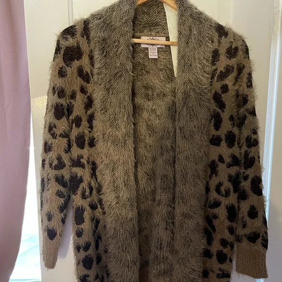 Oliver cheetah fuzzy sweater size medium - Picture 1 of 3
